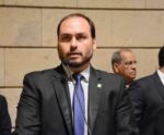 Mais votado do RJ, Carlos Bolsonaro deve disputar Câmara Federal em 2026