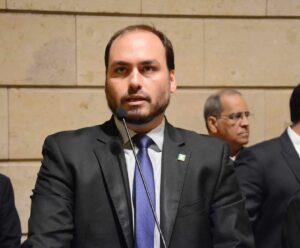 Mais votado do RJ, Carlos Bolsonaro deve disputar Câmara Federal em 2026