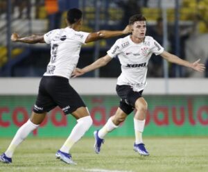 Corinthians corre para fechar com novo técnico até sexta e tem dois nomes Jogadores comemorando