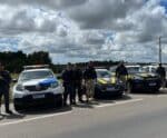 PM e PRF realizam fiscalização contra crimes em ônibus na BR-101