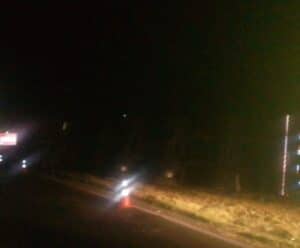 Anchieta: carreta carregada com refrigerante tomba e interdita BR-101