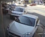 VÍDEO | Motociclista bate na lateral de carro em avenida de Cachoeiro