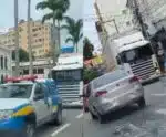 Carreta agarrada em fiação elétrica é retirada de via em Cachoeiro
