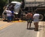 Atílio Vivácqua: caminhão bate e motorista fica preso às ferragens