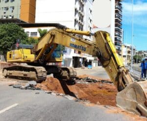 Macrodrenagem: obras chegam à Beira Rio e via segue interditada obras de macrodrenagem na Beira Rio Cachoeiro