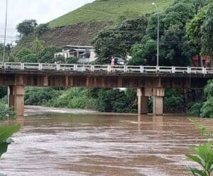 Chuva em Ibitirama: Defesa Civil monitora rio e alerta população