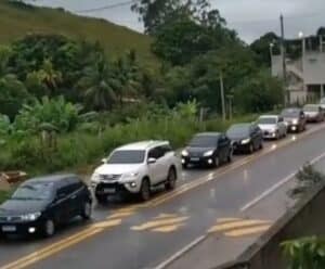 Tudo parado! Motoristas enfrentam engarrafamento na volta pra casa engarrafamento rodovia Marataízes x Cachoeiro - ES 490
