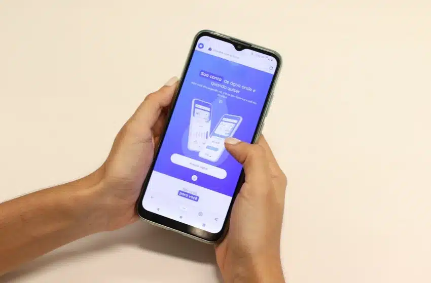 Pessoa com celular na mão