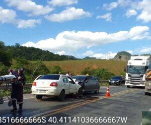 Uma pessoa morre e quatro ficam feridas em acidente entre dois carros