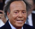Julio Iglesias é detido em aeroporto por causa do conteúdo de sua mala