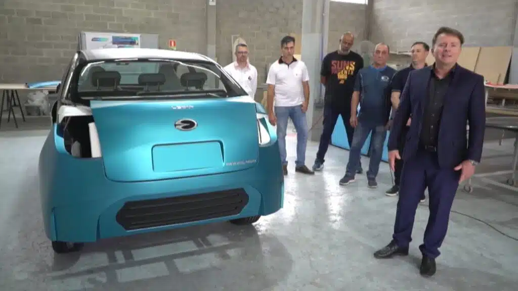 Flavio com o protótipo do carro elétrico nacional
