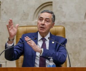 Barroso promete analisar recurso sobre Ramagem ao retornar ao Brasil Luiz Roberto Barroso