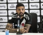 Paulinho rompe ligamento do joelho e desfalcará o Vasco por até 10 meses