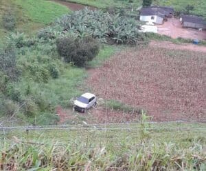 Direção trava e carro cai em ribanceira de Guaçuí
