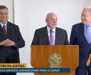 Lula anuncia Ricardo Lewandowski como o novo ministro da Justiça
