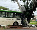 VÍDEO | Ônibus fica destruído após bater e arrancar poste em Cachoeiro