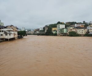 Nível do rio Itapemirim chega a dois metros acima do normal e continua subindo rio Itapemirim