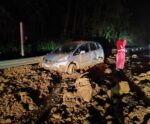 Deslizamento de terra atinge oito carros e interdita BR 262 em Domingos Martins