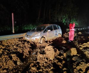 Deslizamento de terra atinge oito carros e interdita BR 262 em Domingos Martins Deslizamento de terra atinge 8 carros e interdita BR 262 em Domingos Martins