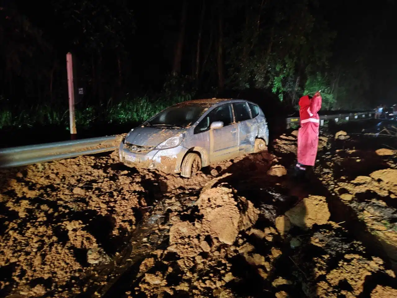 Deslizamento de terra atinge 8 carros e interdita BR 262 em Domingos Martins