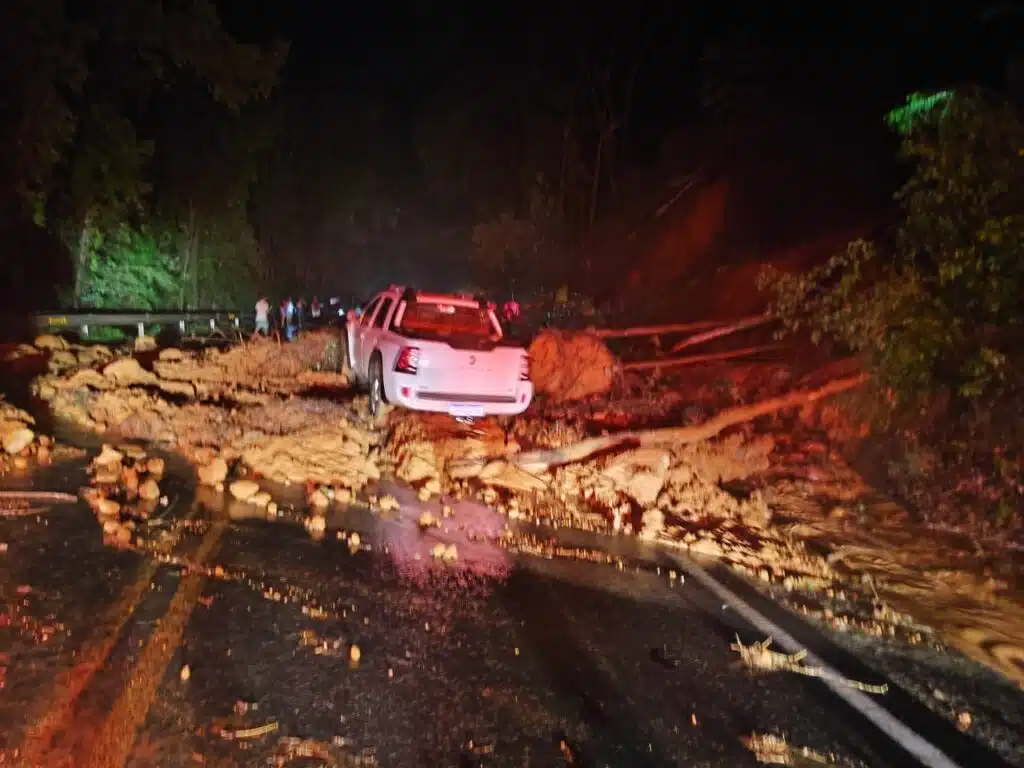 Deslizamento de terra atinge 8 carros e interdita BR 262 em Domingos Martins