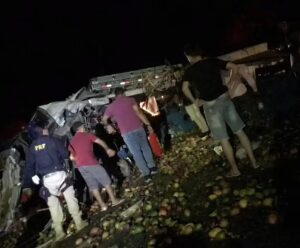 Acidente entre micro-ônibus e caminhão deixa 25 mortos na Bahia acidente na Bahia