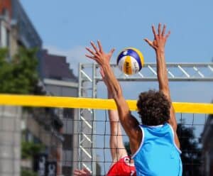 Confira a programação dos jogos de verão em Presidente Kennedy Jogadores de vôlei disputando a bola