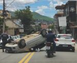 VÍDEO | Carro capota após acidente em rua movimentada de Cachoeiro