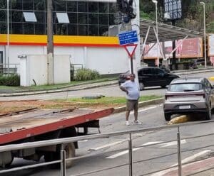 Mais um! Carro invade mureta em avenida de Cachoeiro Homem parado no meio da pista em carro preso em mureta do trânsito
