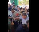 Piso desaba durante entrevista de governador em feira agropecuária