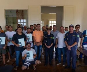 Prefeitura de Marataízes e Marinha entregam Caderneta Profissional a pescadores Prefeitura de Marataízes e Marinha entregam Caderneta Profissional a pescadores
