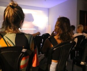 Cine por Elas homenageia Rita Lee e exibe o curta de Maria Derraik Mulheres assistindo filme