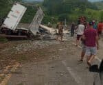 VÍDEO | Acidente grave com caminhão interdita pista na ES 164, em Cachoeiro