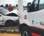 Motorista perde controle de veículo e bate em poste em Itapemirim