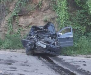 Carro fica completamente destruído após bater em caminhão em Cachoeiro
