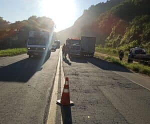 Acidente grave entre caminhonete e caminhão mata uma pessoa na BR-262