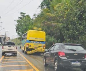Batida entre carro e ônibus deixa feridos em rodovia de Alegre