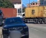 VÍDEO | Carreta com containers bloqueia trânsito em Cachoeiro