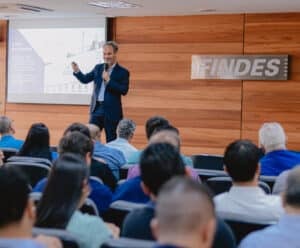 PRIO anuncia que vai movimentar R$ 2,5 bilhões em royalties no ES Homem dando palestra