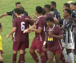 Em jogo polêmico, Estrela perde para Desportiva no Capixabão Jogadores discutindo com arbitro