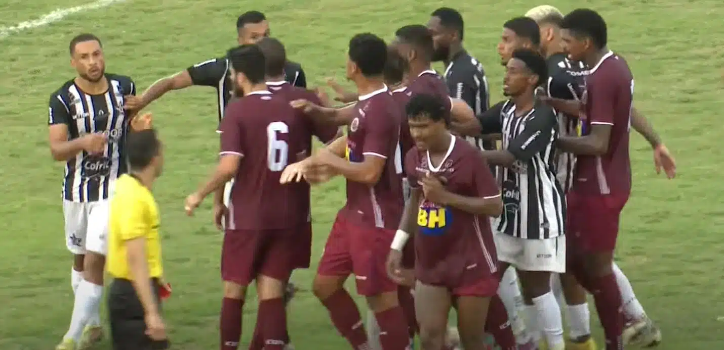 Jogadores discutindo com arbitro