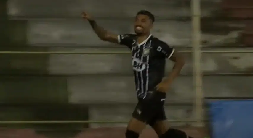 Jogador do Rio Branco AC comemorando gol