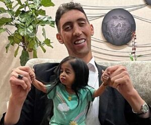 Guinness Book reúne o homem mais alto e a mulher mais baixa do mundo Guiness Book