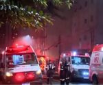 Apartamento pega fogo após explosões e bombeiros fazem resgate de rapel