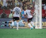 Léo Jardim pega pênalti de Gabigol e Vasco x Flamengo termina sem gols