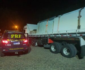 Caminhoneiro é preso pela PRF com drogas e arma carregada na BR 101 Caminhoneiro é preso pela PRF com drogas e arma carregada na BR 101