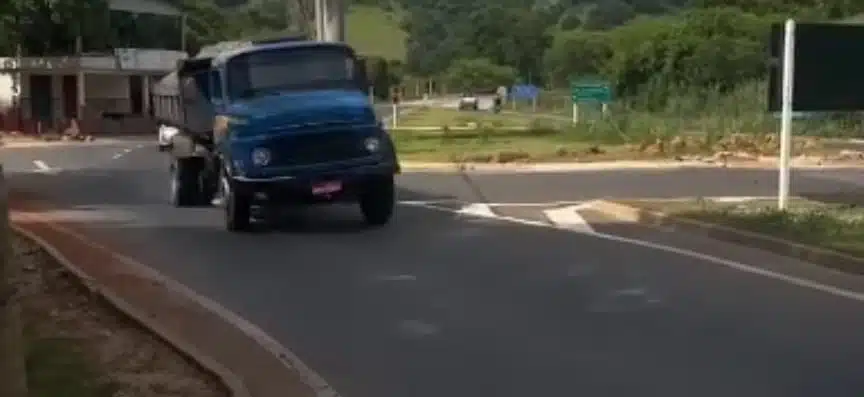Acidente em trevo de Alegre causa transtornos em caminhoreiros