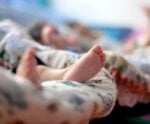 Pais que retiraram filho de hospital no ES são denunciados por homicídio