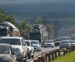 Ruas de Vila Velha terão mudanças no trânsito nesta quinta (17); veja Estrada cheia de carros