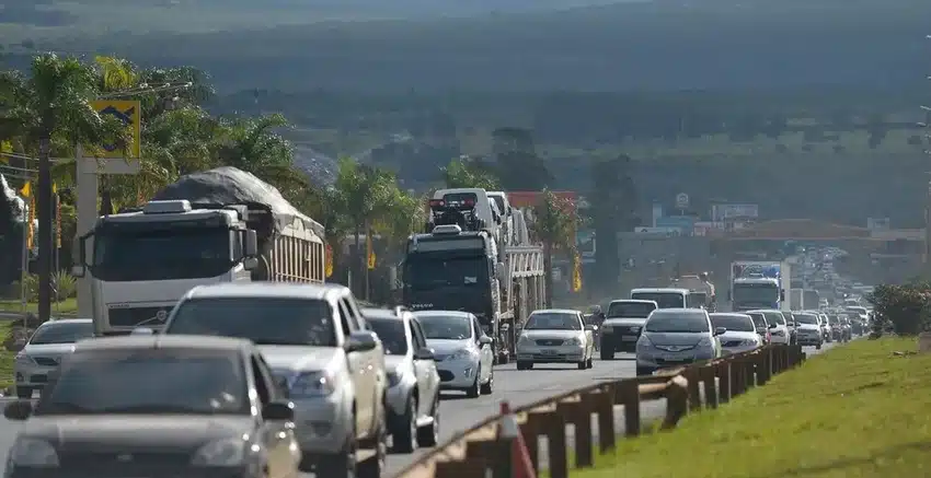 Estrada cheia de carros
